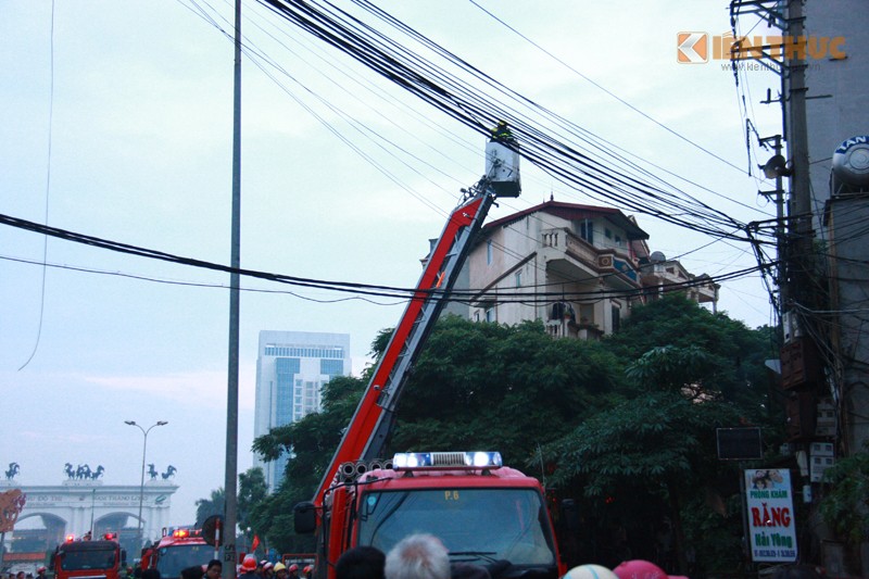 Vụ  cháy lớn nhà cao tầng bất ngờ xảy ra vào hồi 17h20 tại số nhà 59 phố Tân Xuân, phường Xuân Đỉnh, quận Bắc Từ Liêm, Hà Nội